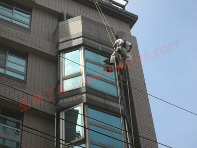 垂降式外牆防水高空作業