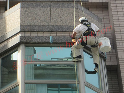 垂降式外牆防水高空作業