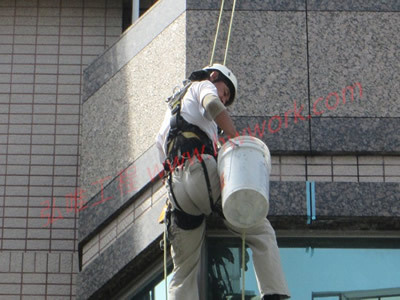 垂降式外牆防水高空作業